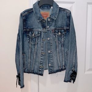 🆕 Levi’s Jean Jacket (NWOT)